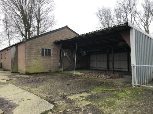 inventarisatie asbesthoudende golfplaten op het dak van een oude boerenschuur in Twenterand- Vriezenveen