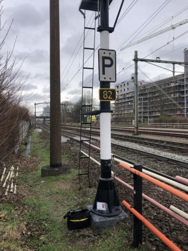 asbestinventarisatie van asbesthoudende bitumen op de funderingen van de seinpalen.Project Spoorzone Tilburg