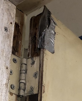 asbesthoudend-board-aan-de-binnenzijde-van-een-deurLocatie Balkbrug